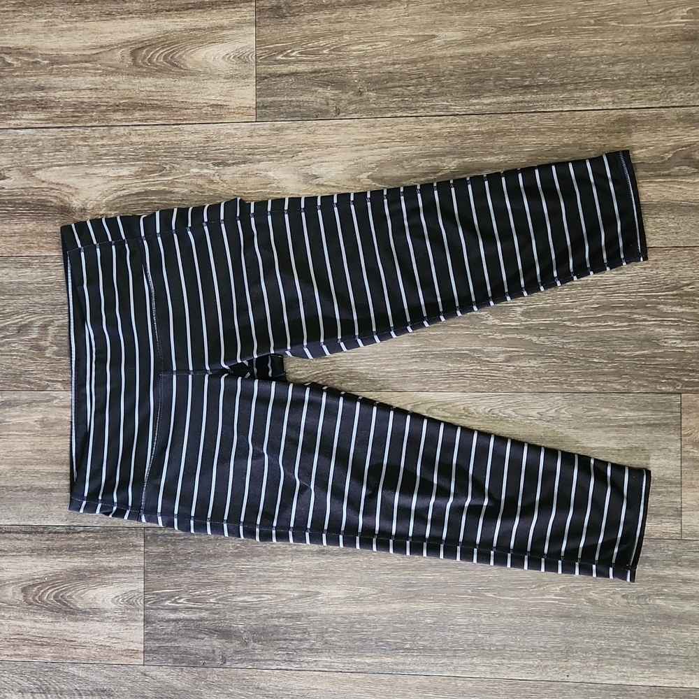 Athleta Chaturanga Capri Striped Tight Leggings in Black/Grey Size Small - Picture 3 of 10